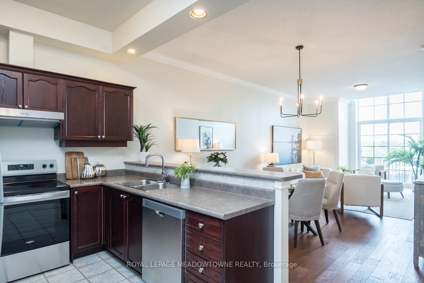 2 Bedrooms Condo at 262 Dundas, Hamilton For sale