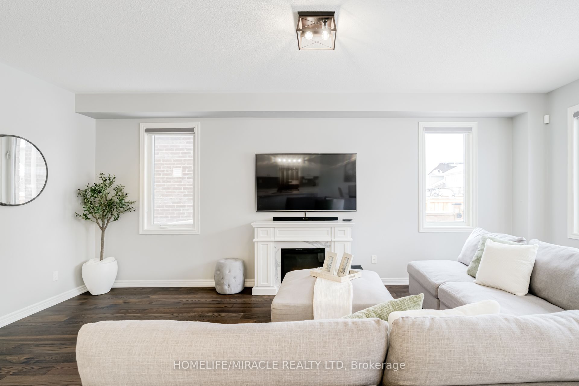 36 Hoard Avenue N