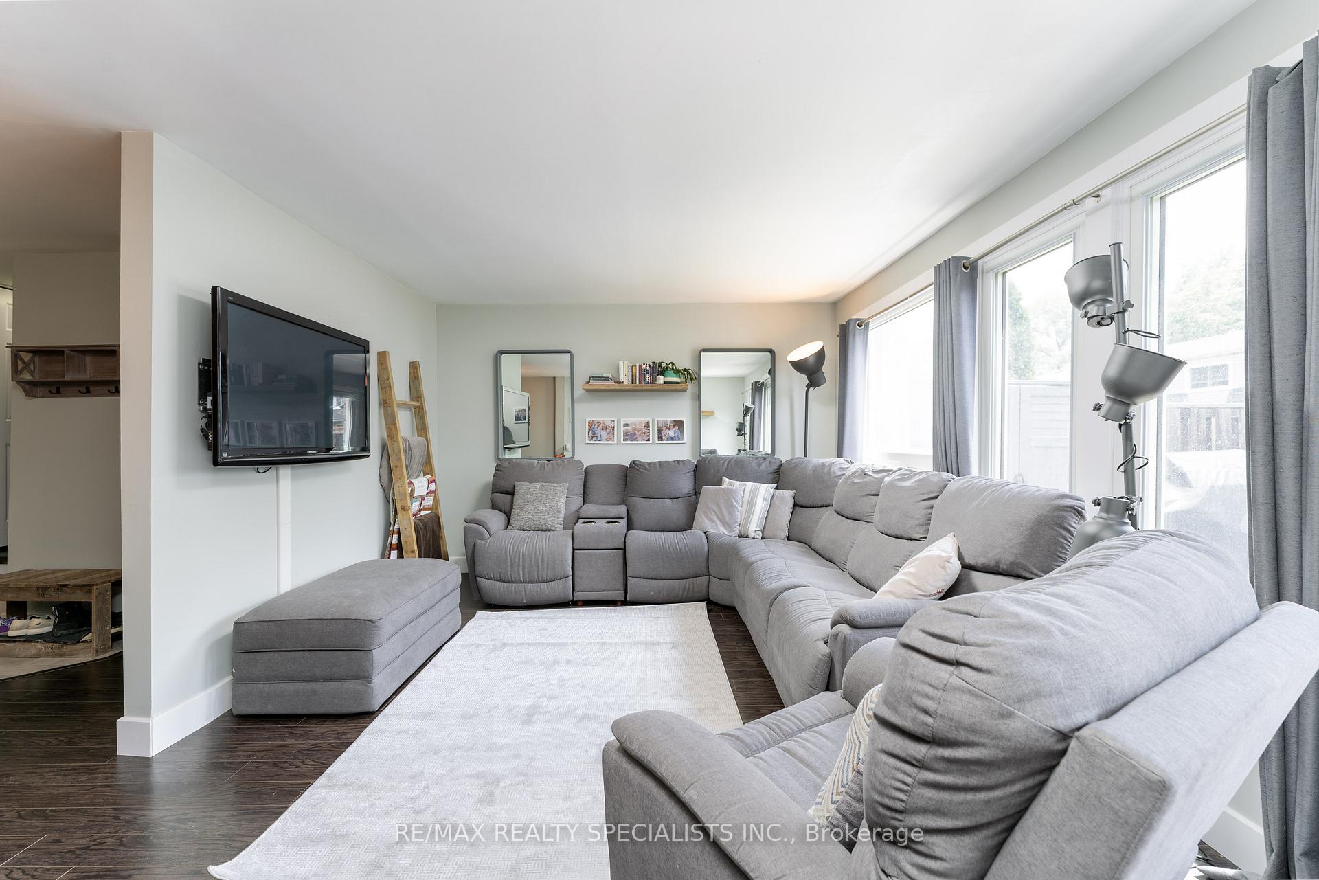3 Bedrooms Condo at 2050 Upper Middle, Burlington For sale