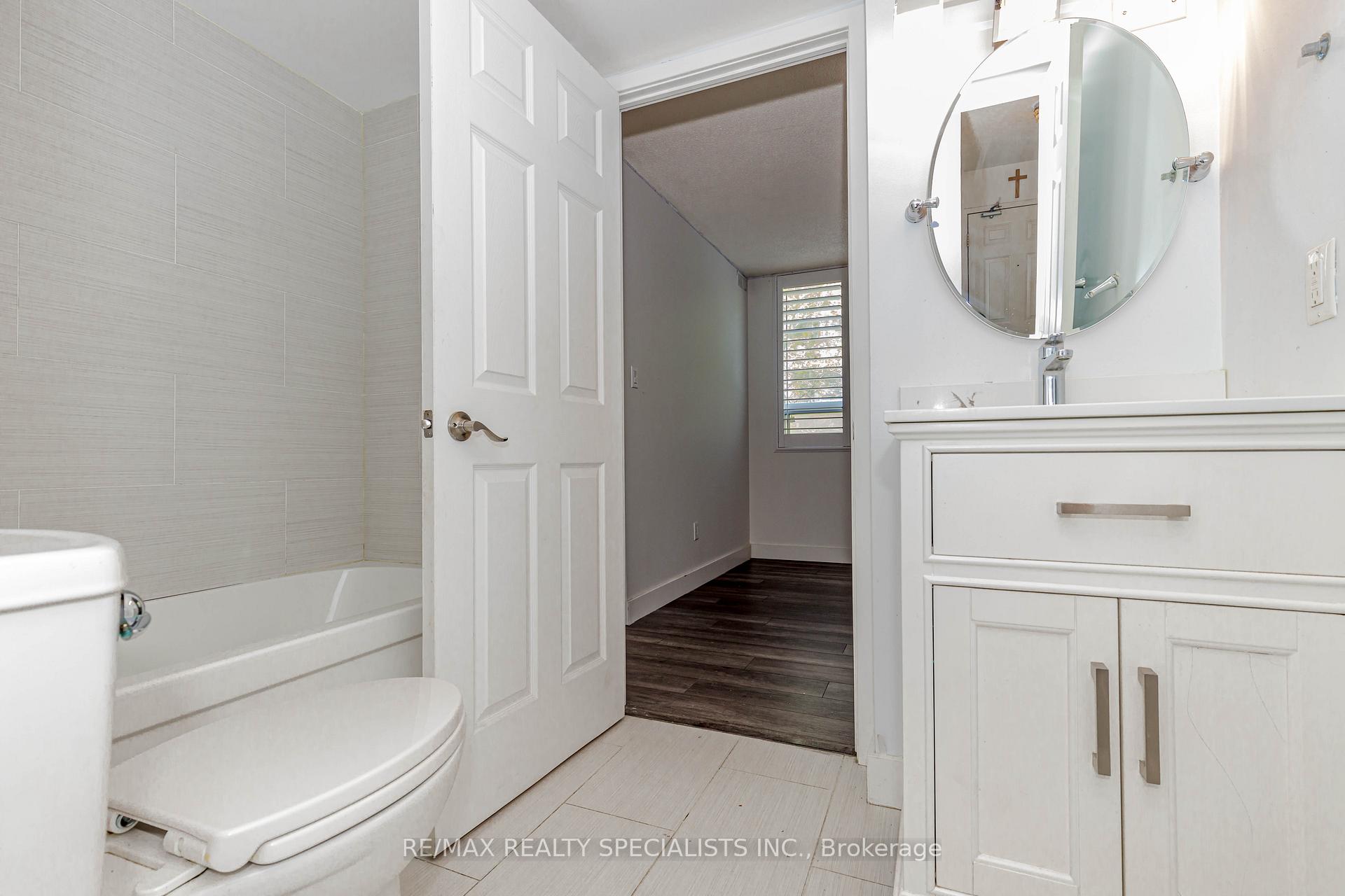 2 Bedrooms Condo at 32 Tannery, Mississauga For sale