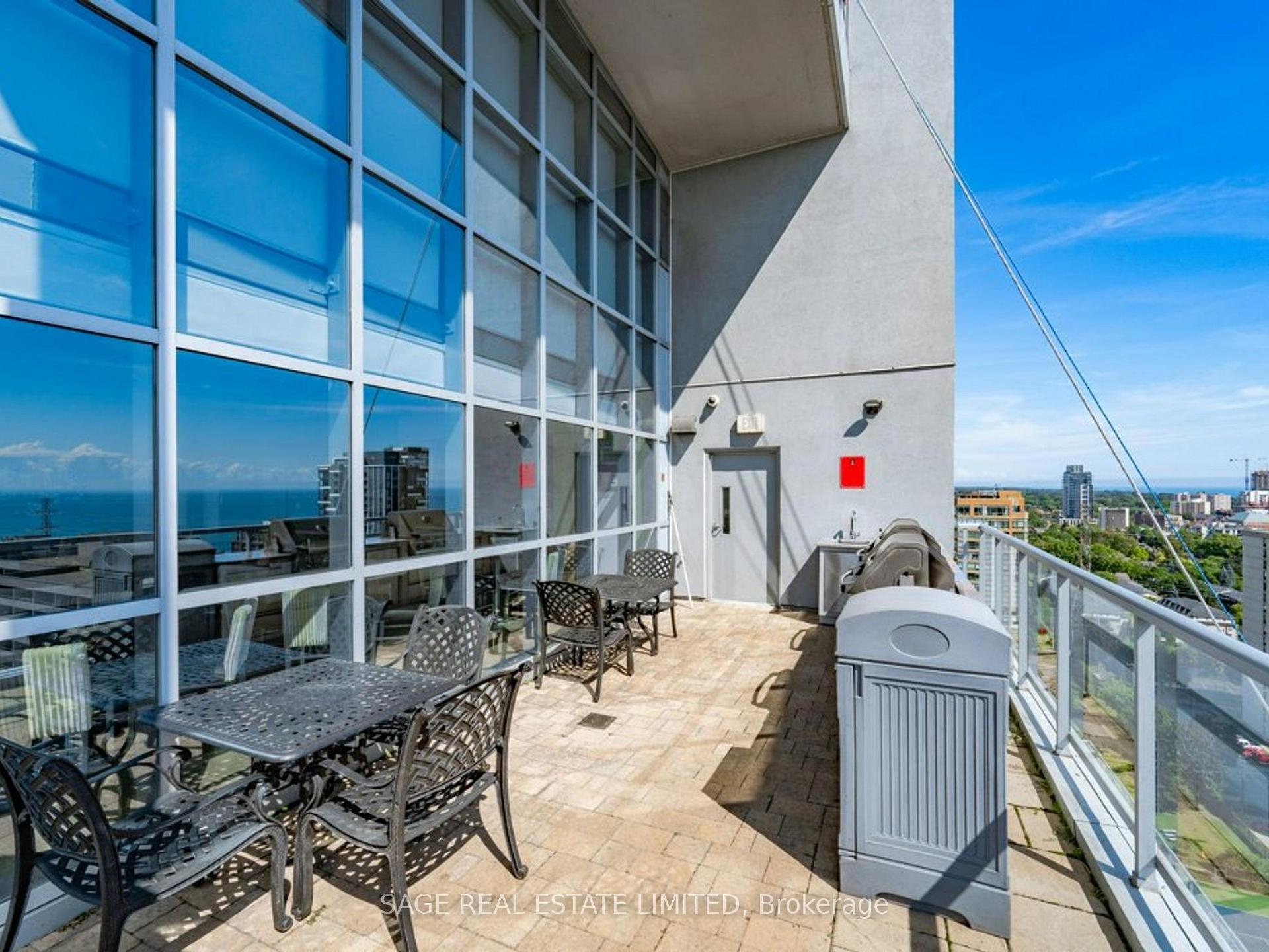2 Bedrooms Condo at 551 Maple, Burlington For sale