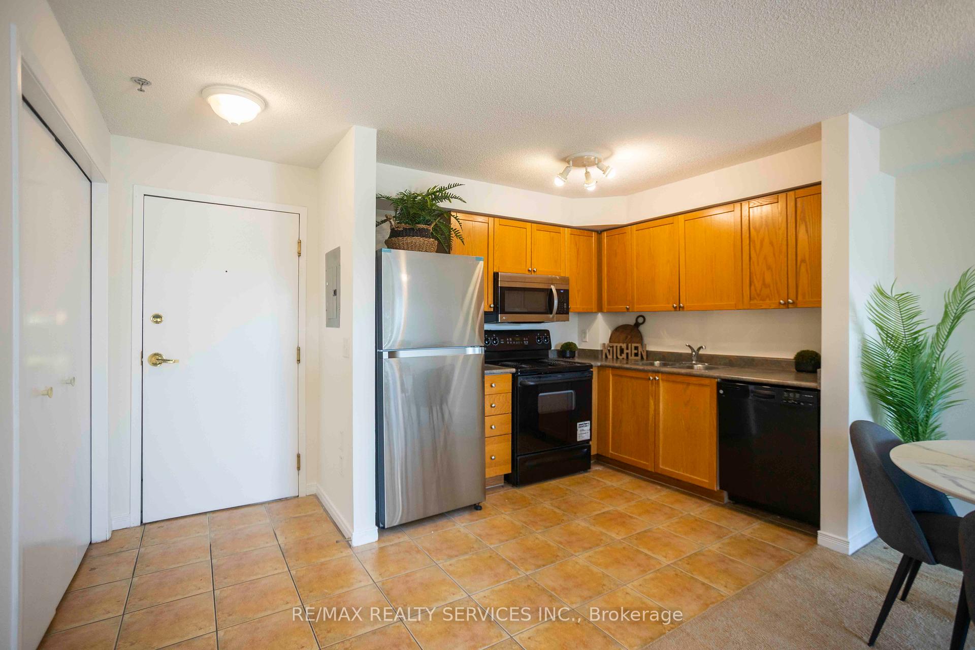 3 Bedrooms Condo at 684 Warden, Toronto For sale