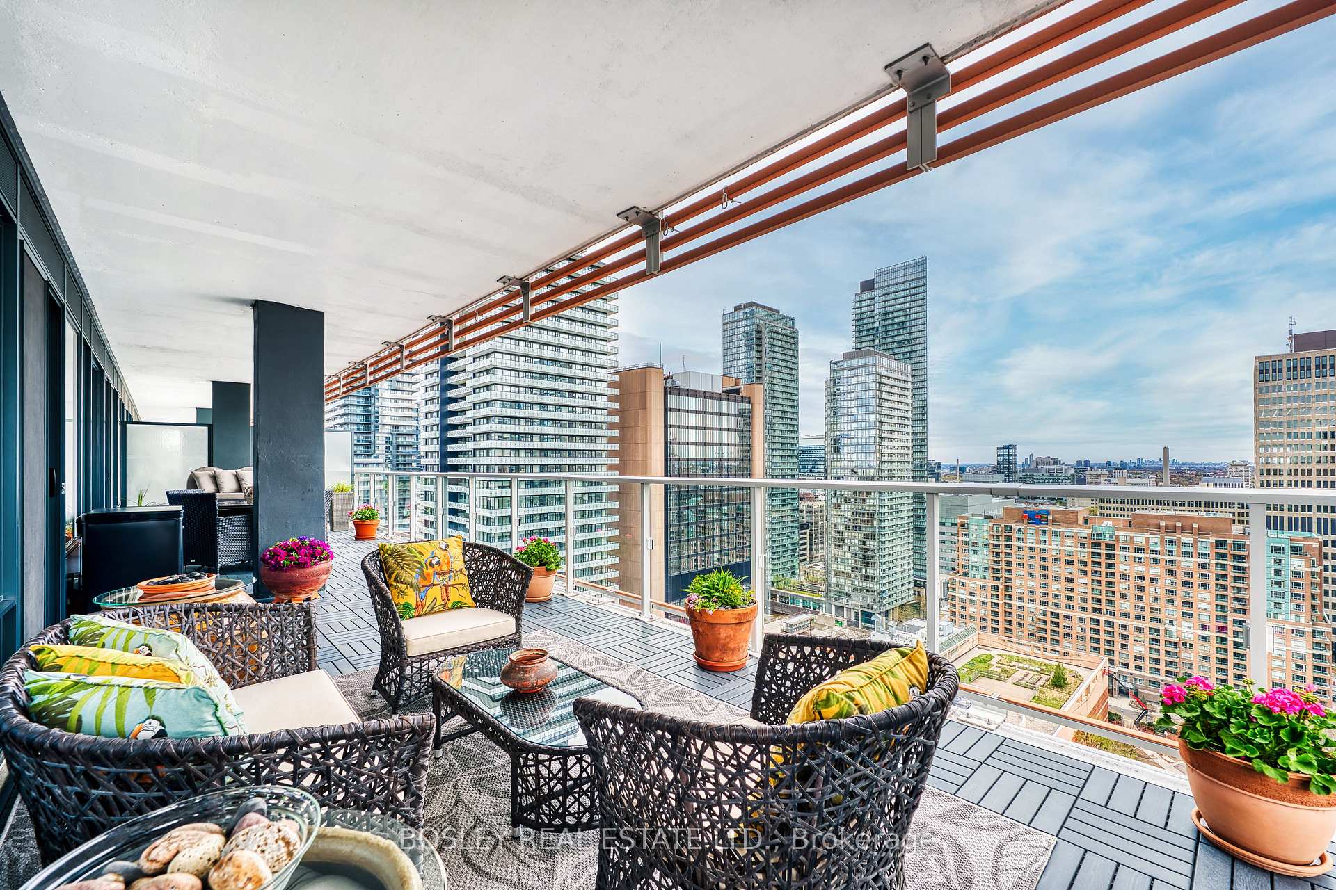 3 Bedrooms Condo at 18 Maitland, Toronto For sale