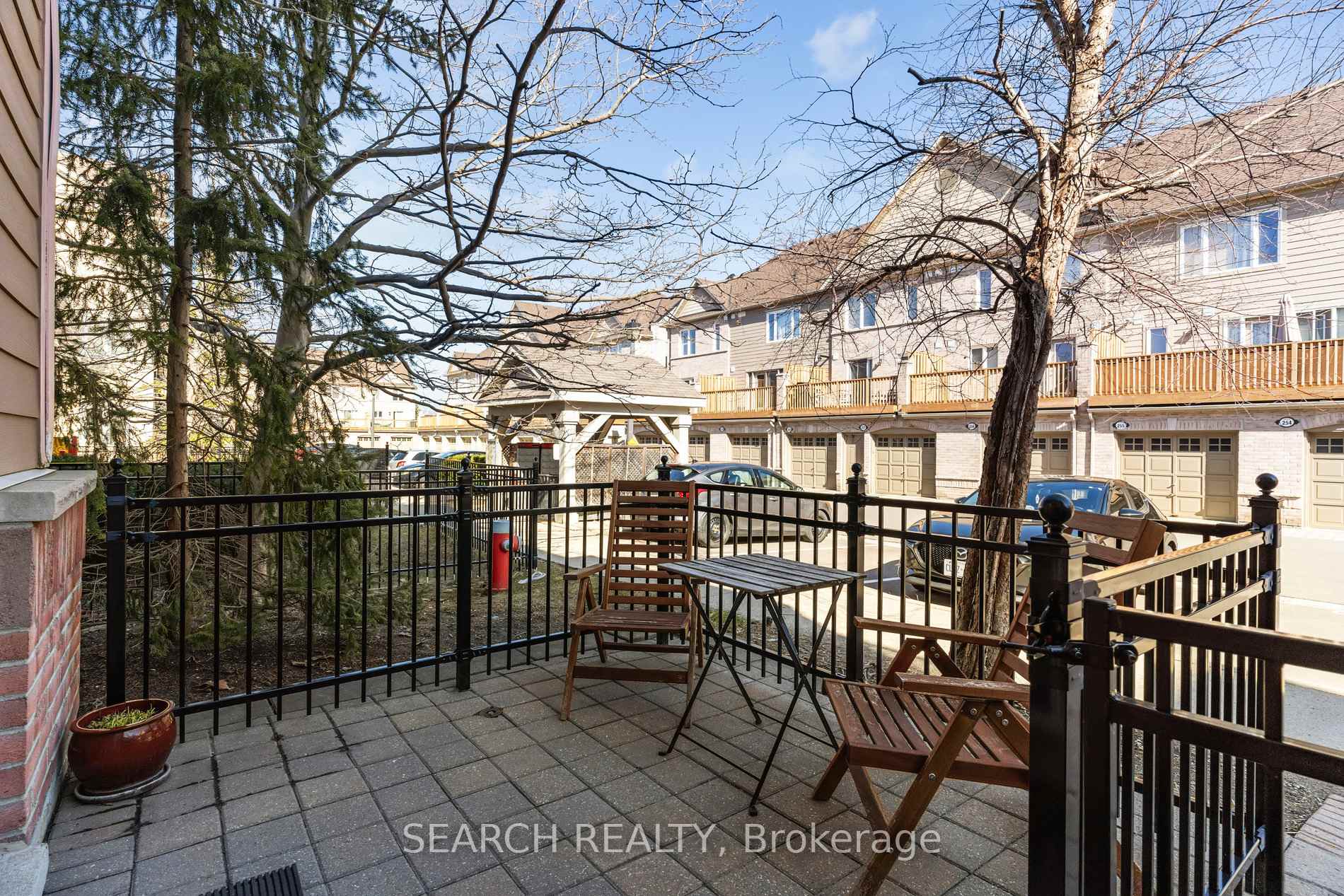 2 Bedrooms Condo at 4975 Southampton, Mississauga For sale