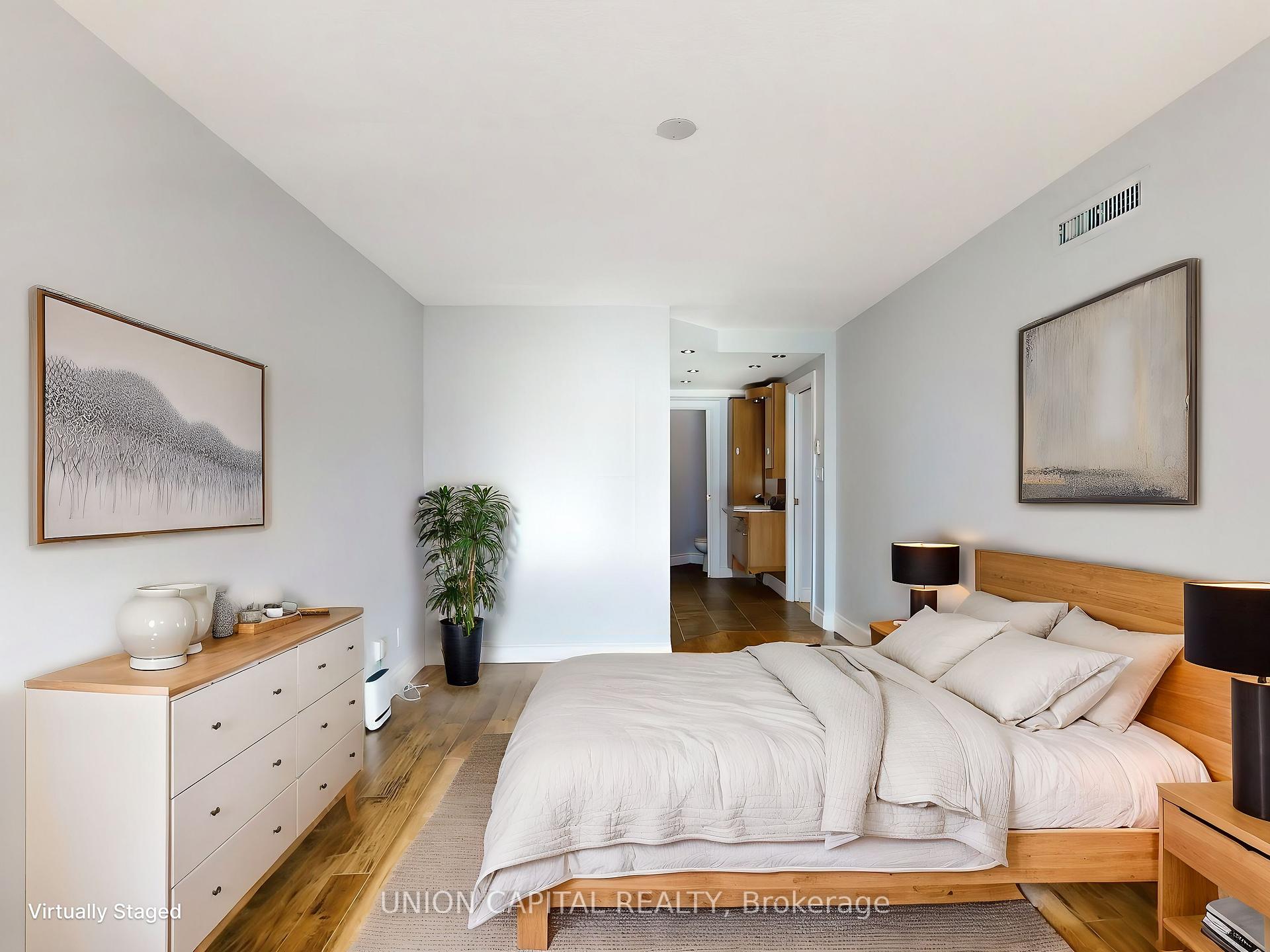 3 Bedrooms Condo at 28 Hollywood, Toronto For sale