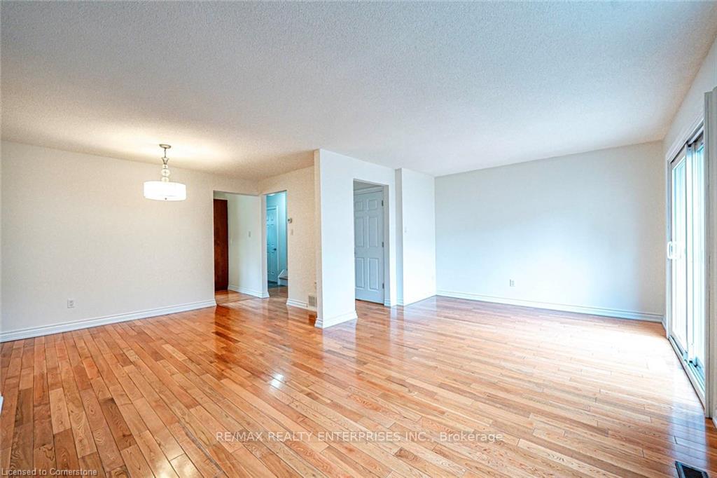 4 Bedrooms Condo at 1050 Shawnmarr, Mississauga For sale