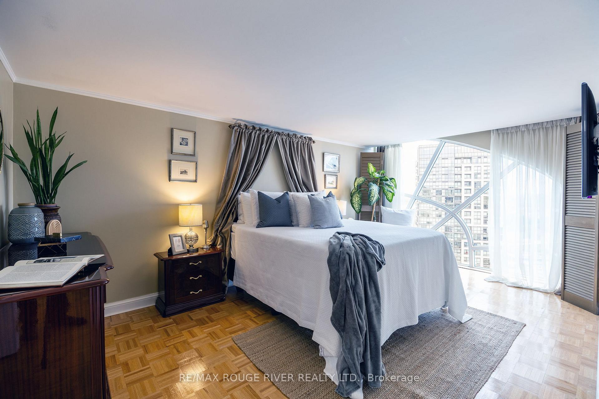 3 Bedrooms Condo at 101 Subway, Toronto For sale