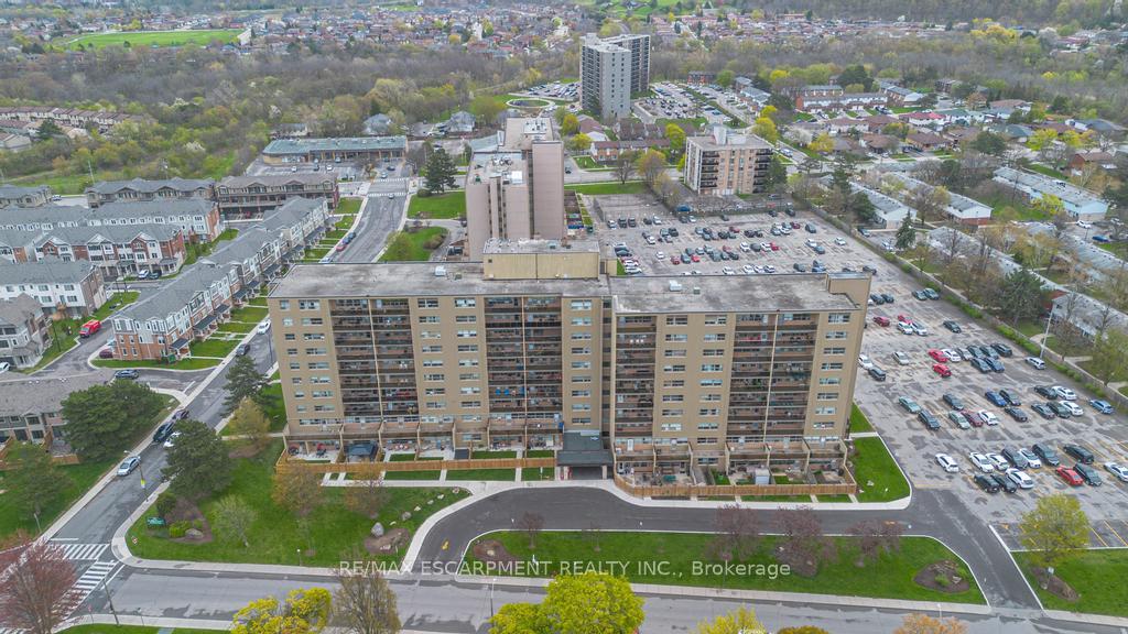 2 Bedrooms Condo at 15 Nicklaus, Hamilton For sale