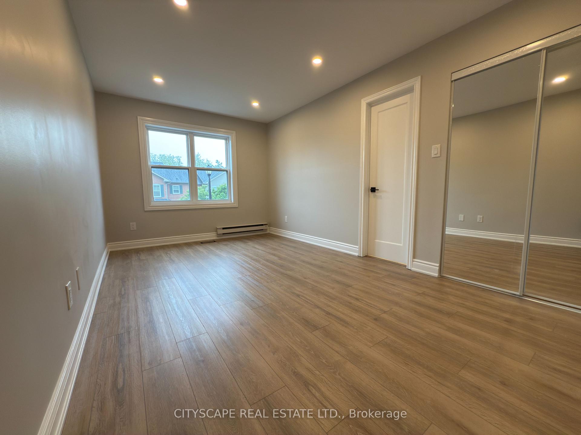 4 Bedrooms Condo at 5659 Glen Erin, Mississauga For sale