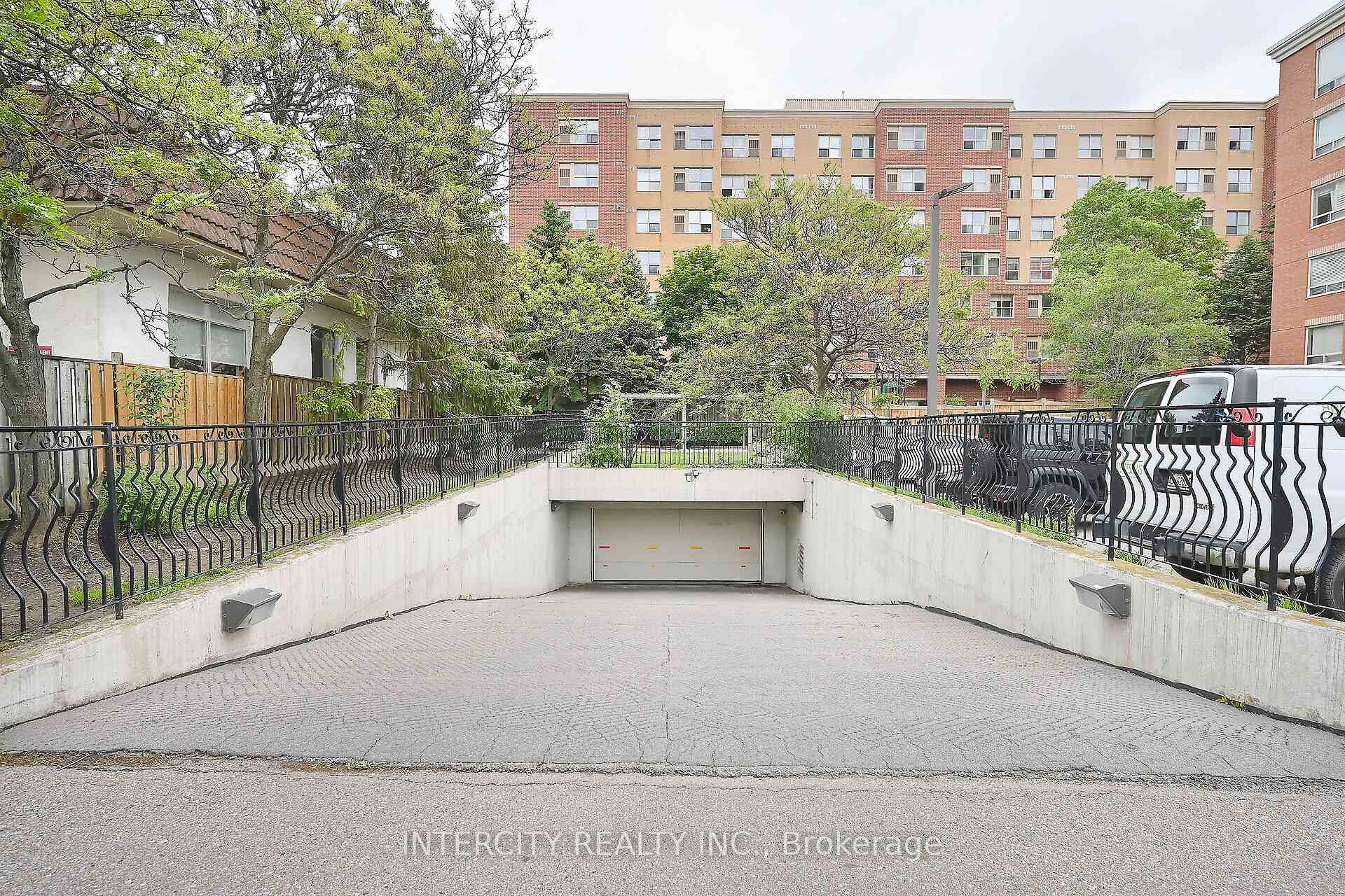 3 Bedrooms Condo at 32 Tannery, Mississauga For sale