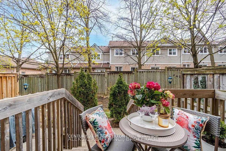 3 Bedrooms Condo at 3100 Fifth, Mississauga For sale