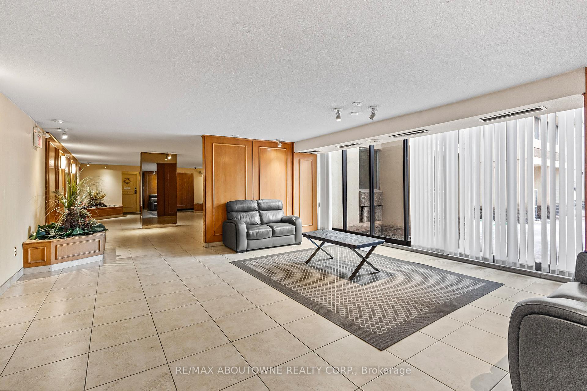 3 Bedrooms Condo at 1300 Marlborough, Oakville For sale