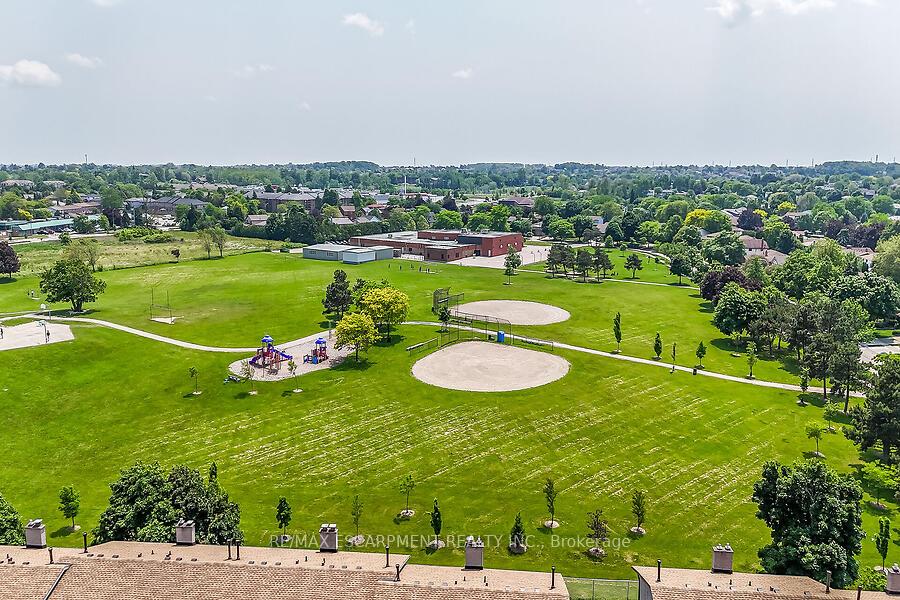 3 Bedrooms Condo at 1115 Paramount, Hamilton For sale