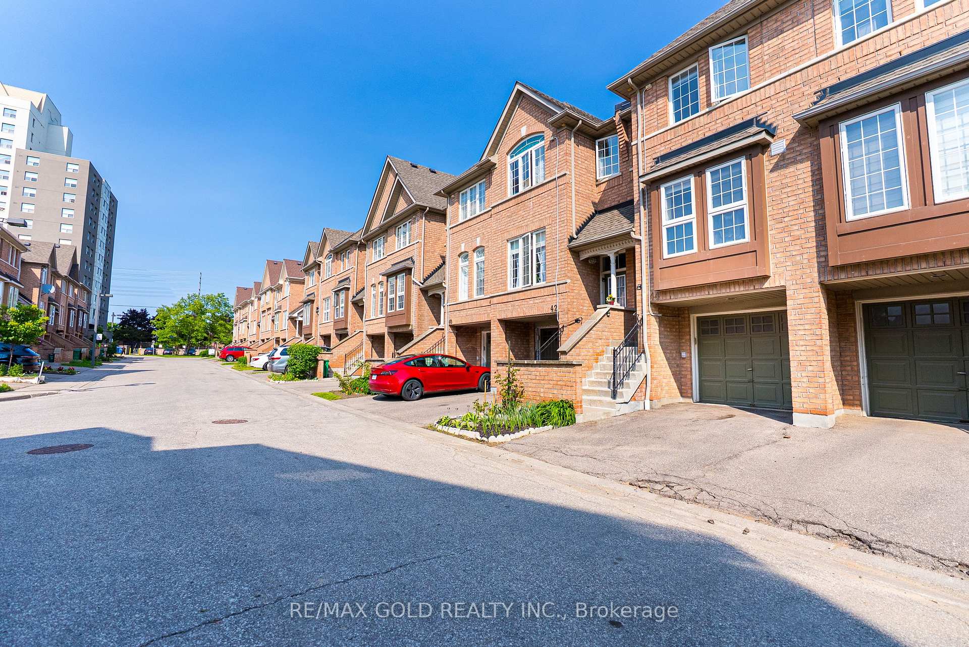 3 Bedrooms Condo at 50 Strathaven, Mississauga For sale