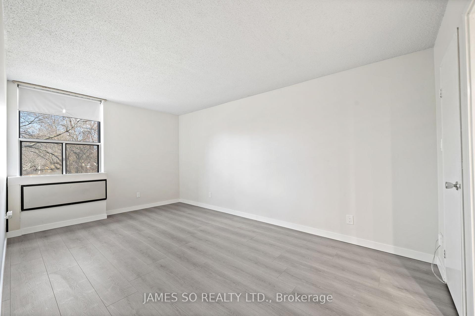 3 Bedrooms Condo at 20 Fashion Roseway,  Toronto For sale