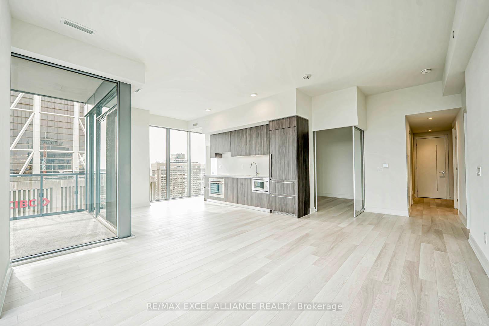 3 Bedrooms Condo at 8 Cumberland,  Toronto For sale