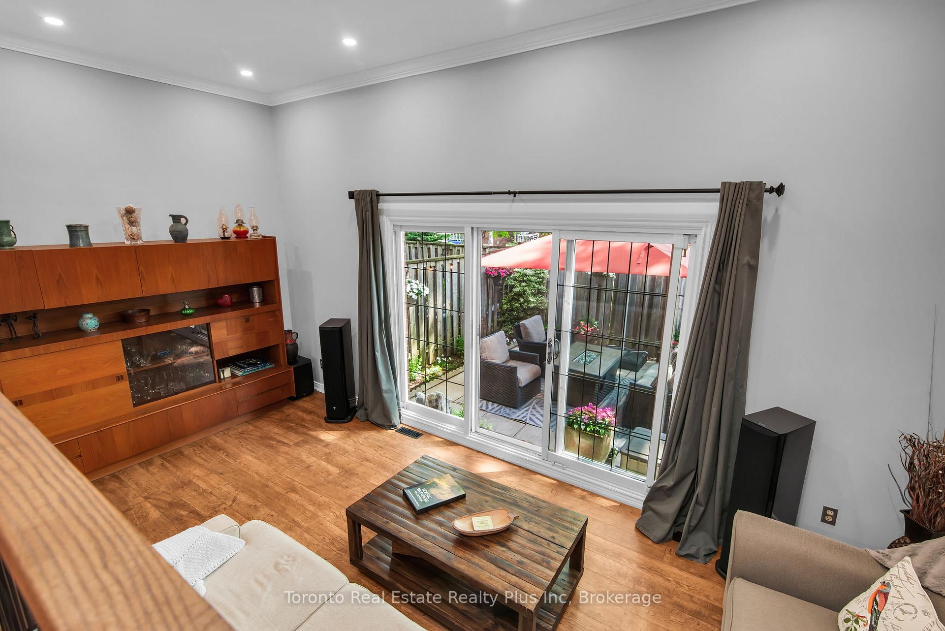 3 Bedrooms Condo at 400 Bloor, Mississauga For sale