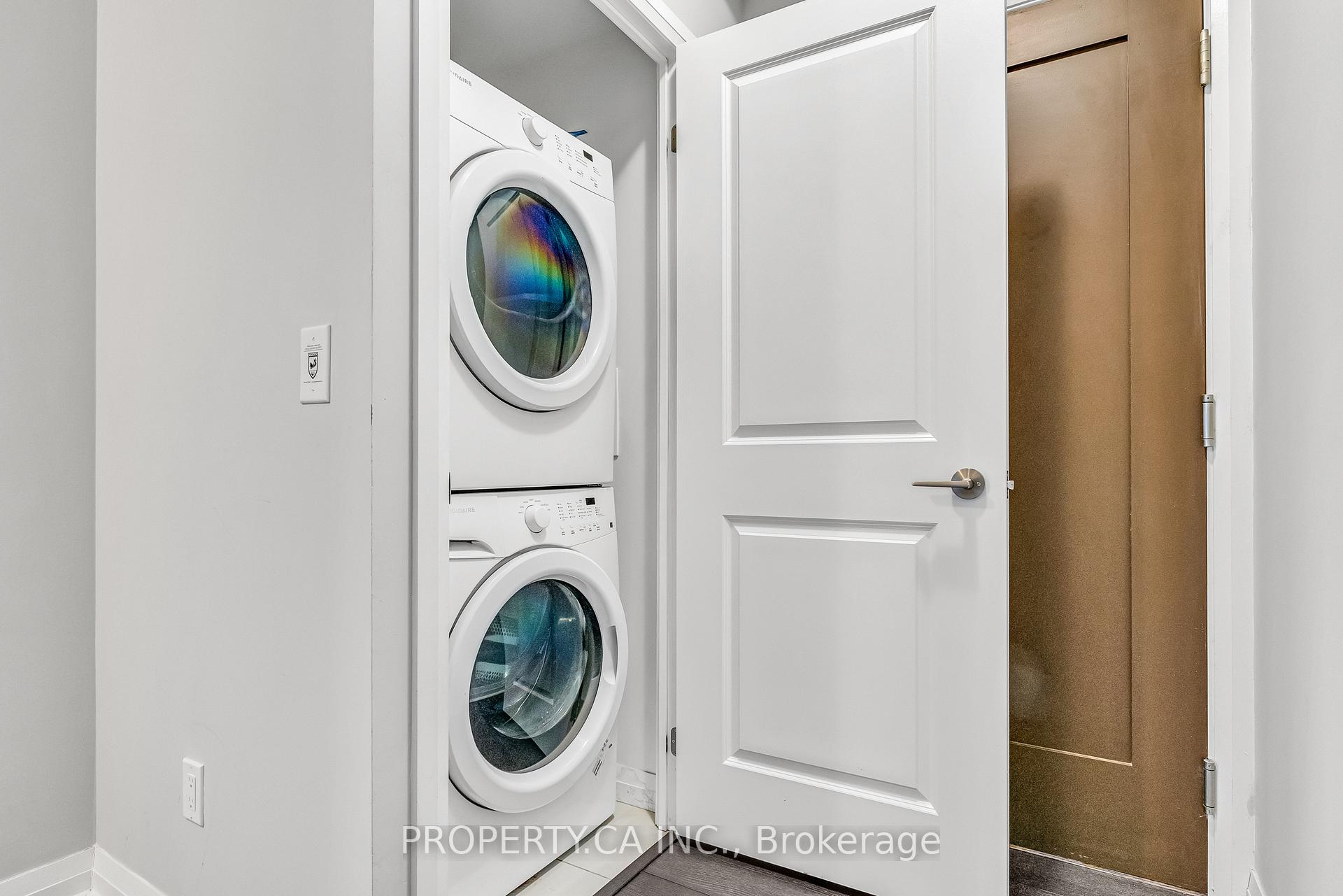 2 Bedrooms Condo at 55 Eglinton, Mississauga For sale