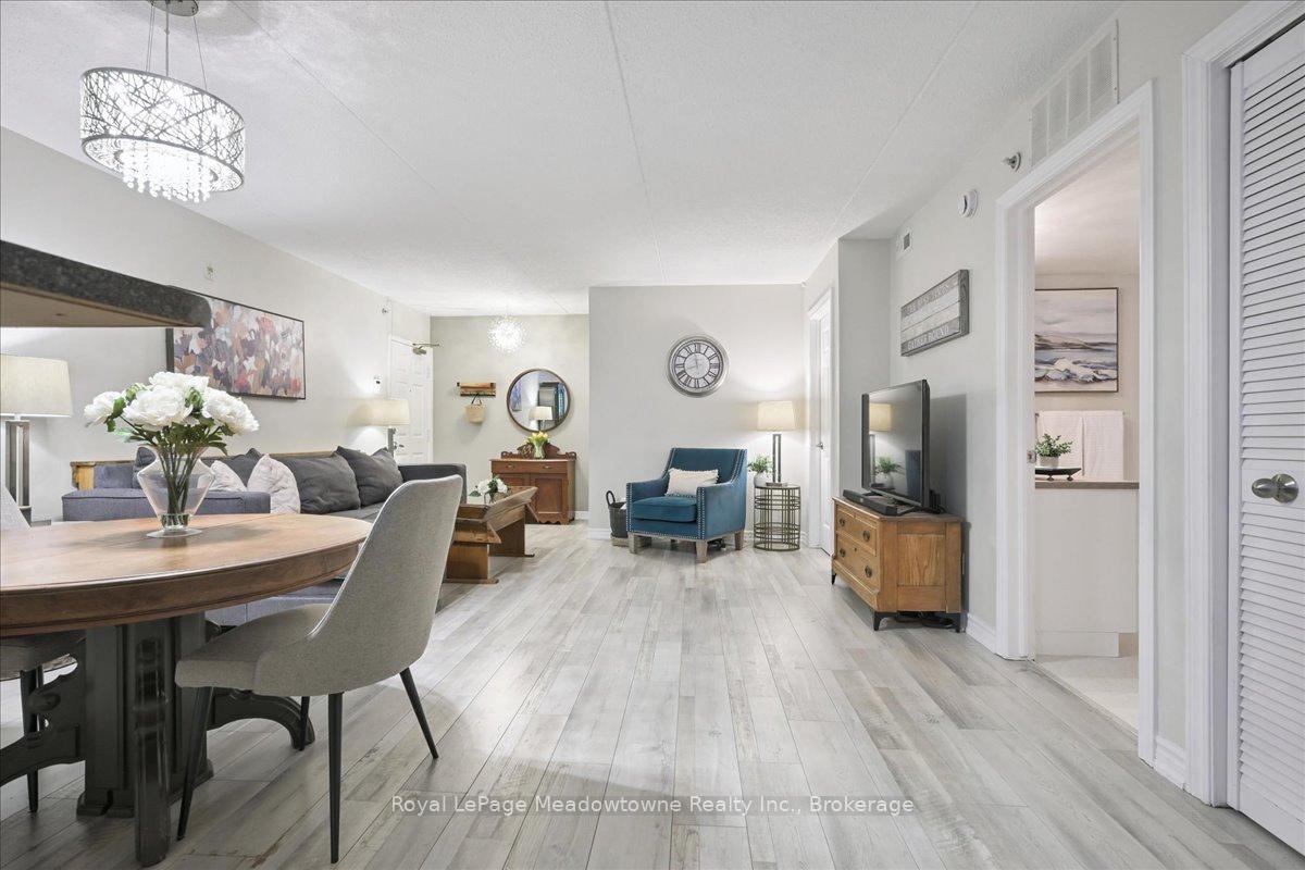 2 Bedrooms Condo at 1450 Bishops, Oakville For sale