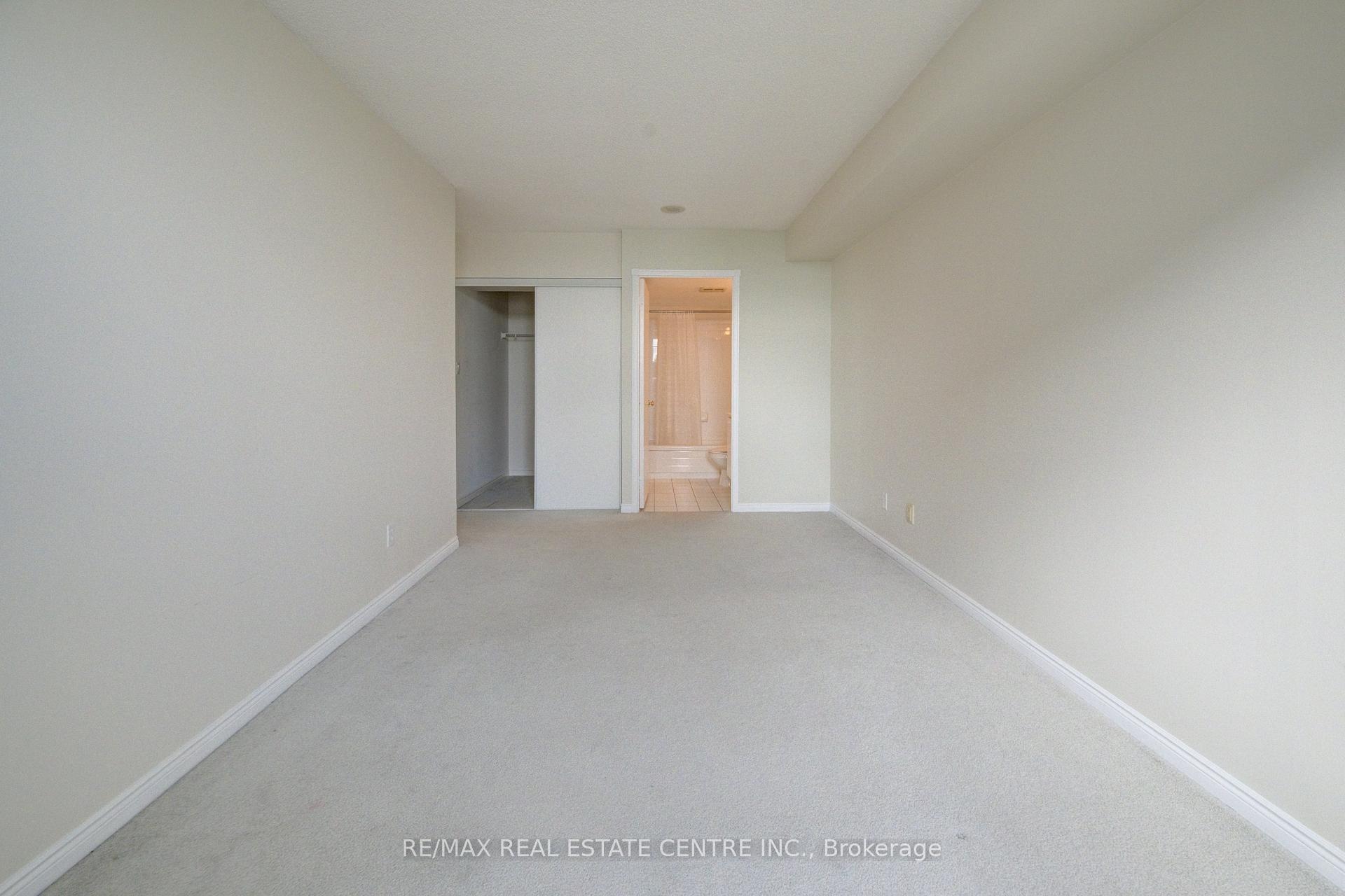 2 Bedrooms Condo at 135 Hillcrest, Mississauga For sale