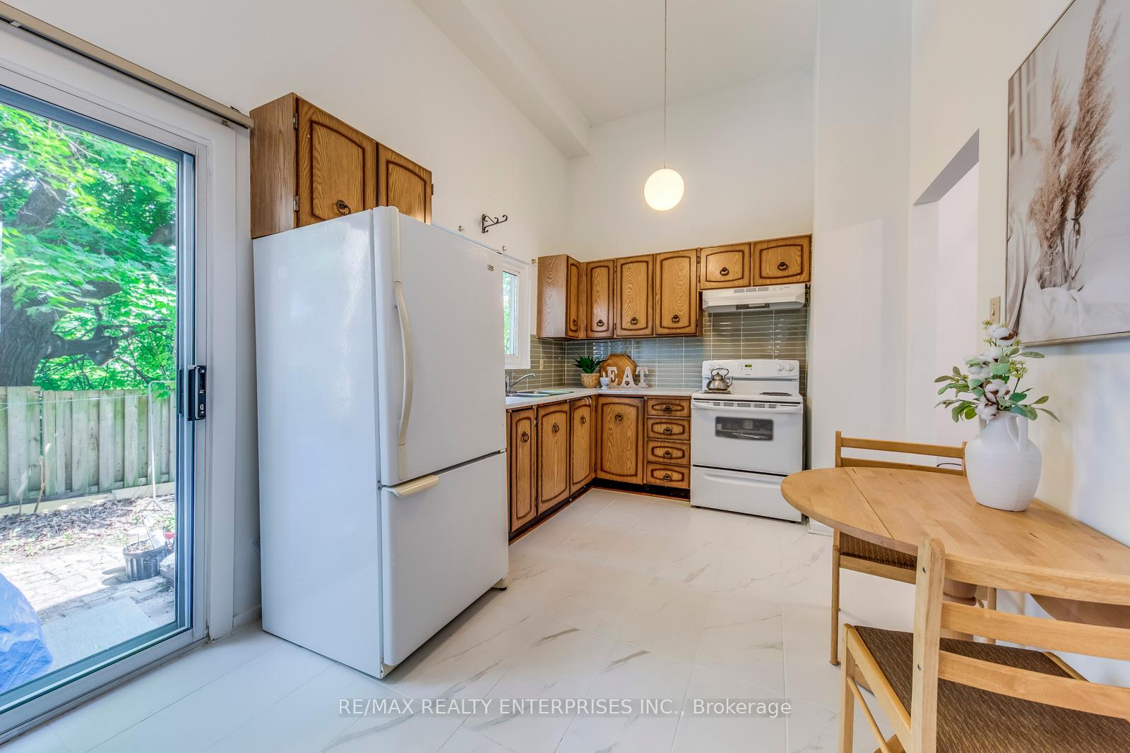 3 Bedrooms Condo at 2315 Bromsgrove, Mississauga For sale
