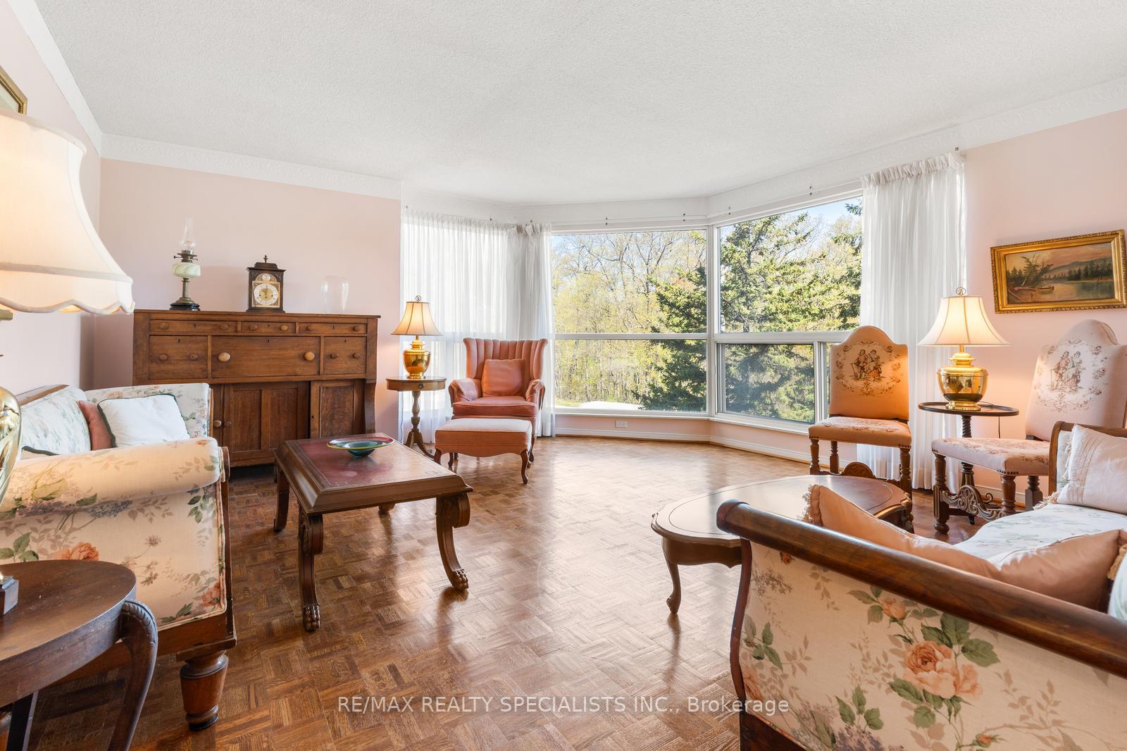 2 Bedrooms Condo at 1800 The Collegeway, Mississauga For sale