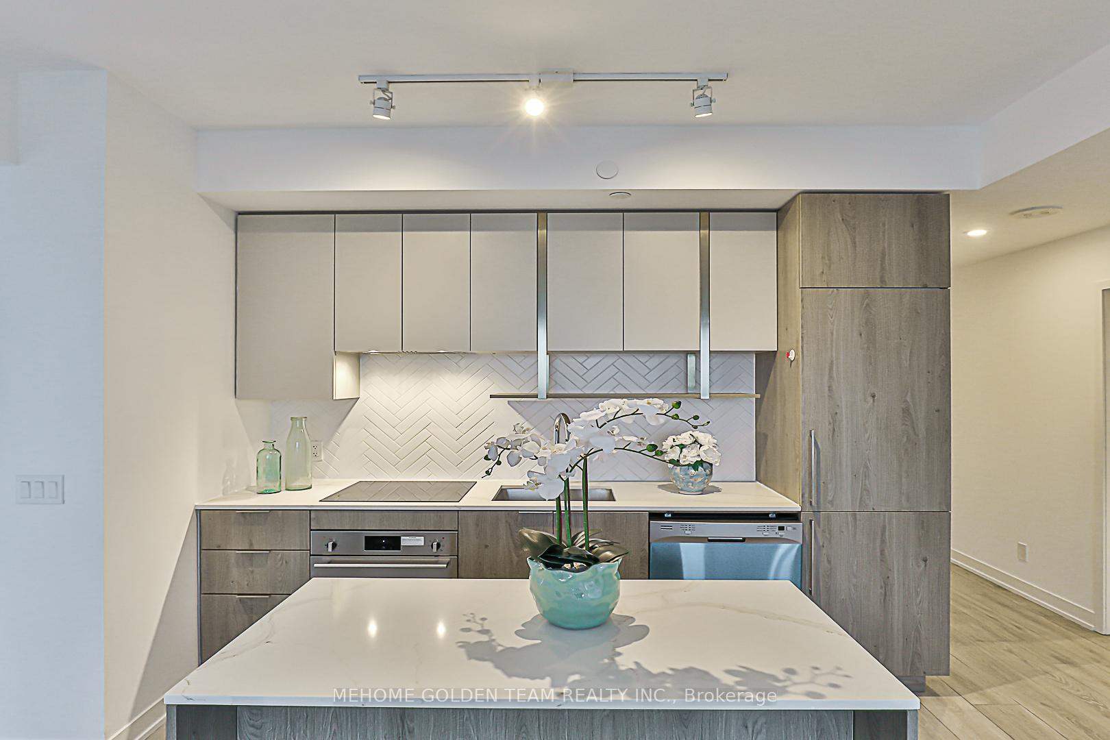 3 Bedrooms Condo at 15 Holmes, Toronto For sale