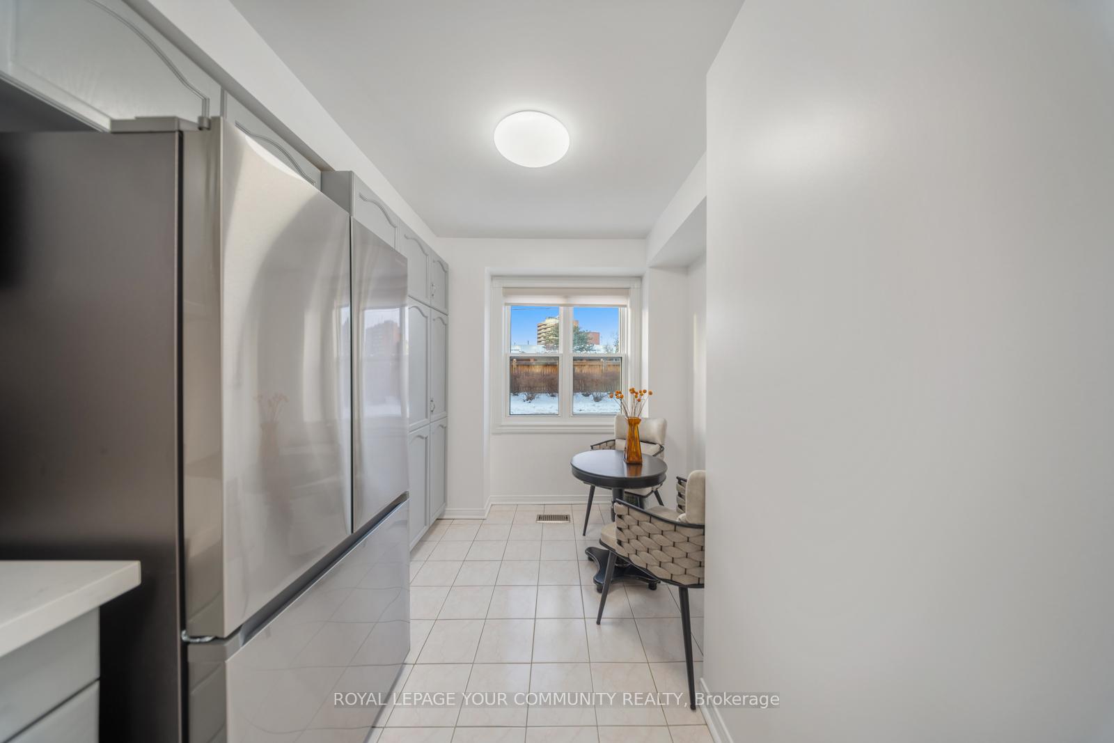 3 Bedrooms Condo at 5865 Dalebrook, Mississauga For sale