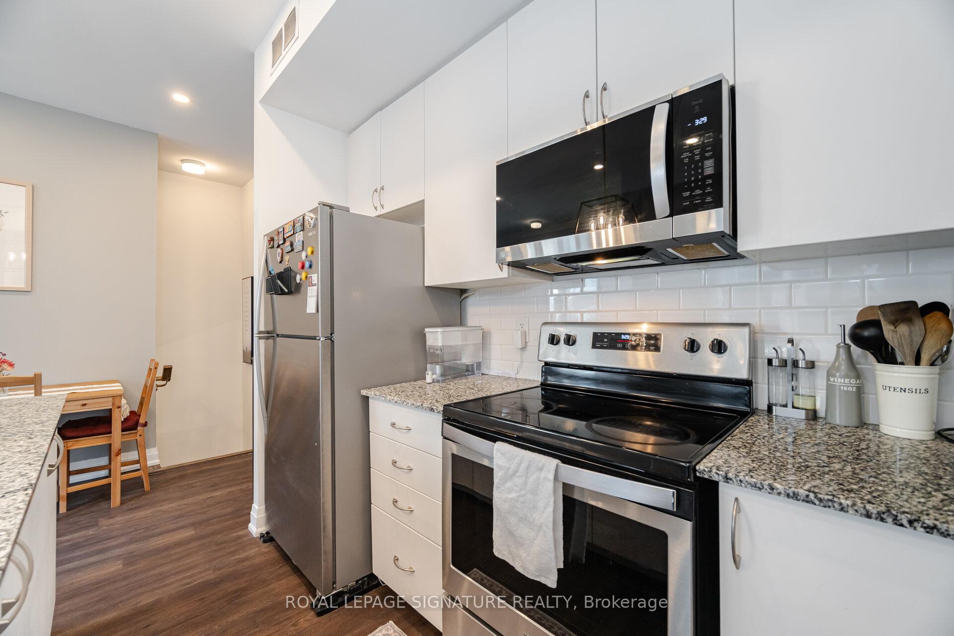 2 Bedrooms Condo at 5289 Highway 7, Vaughan For sale
