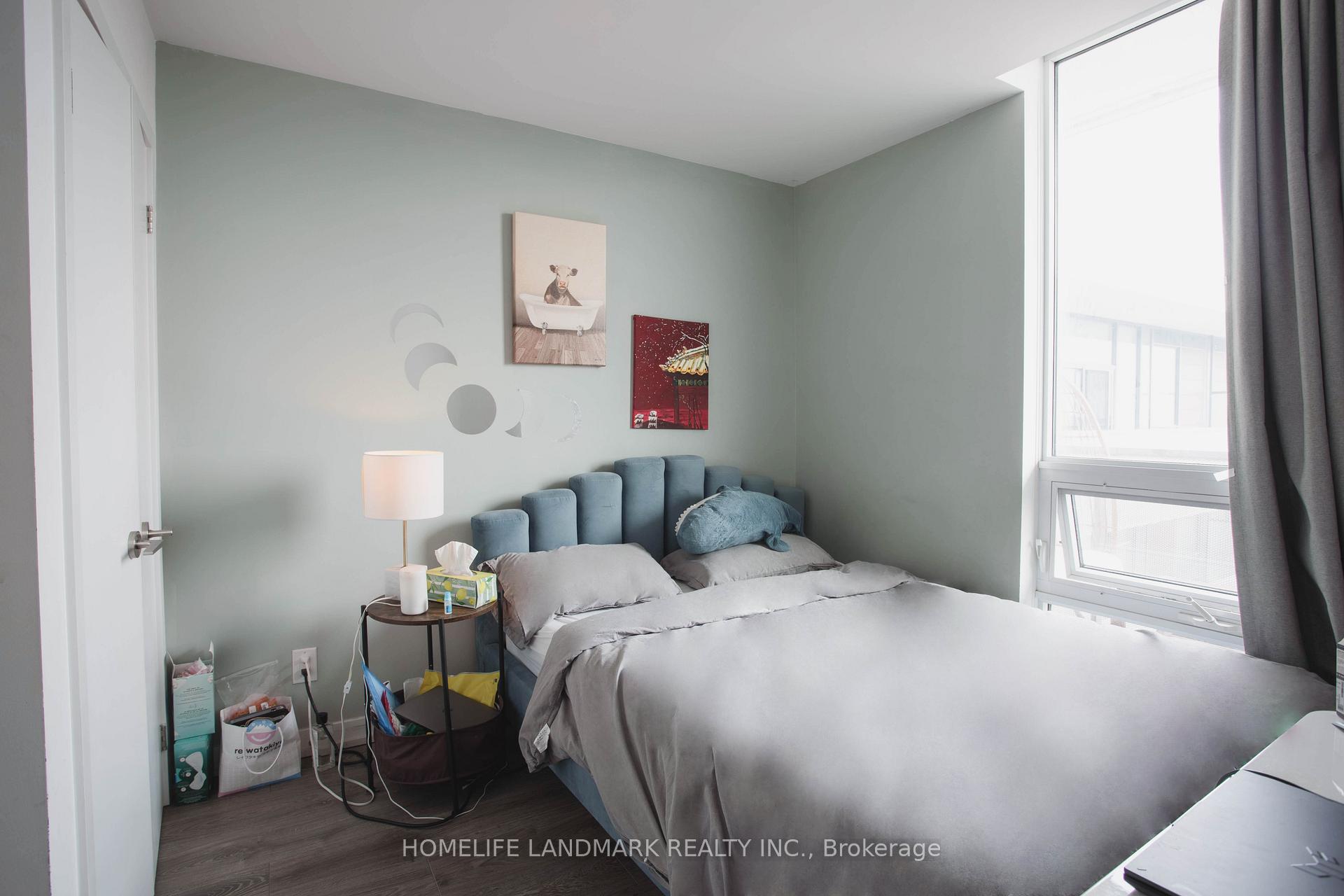 2 Bedrooms Condo at 160 Flemington, Toronto For sale