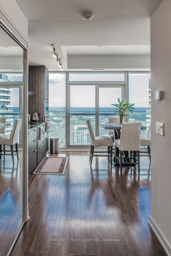 2 Bedrooms Condo at 14 York, Toronto For sale