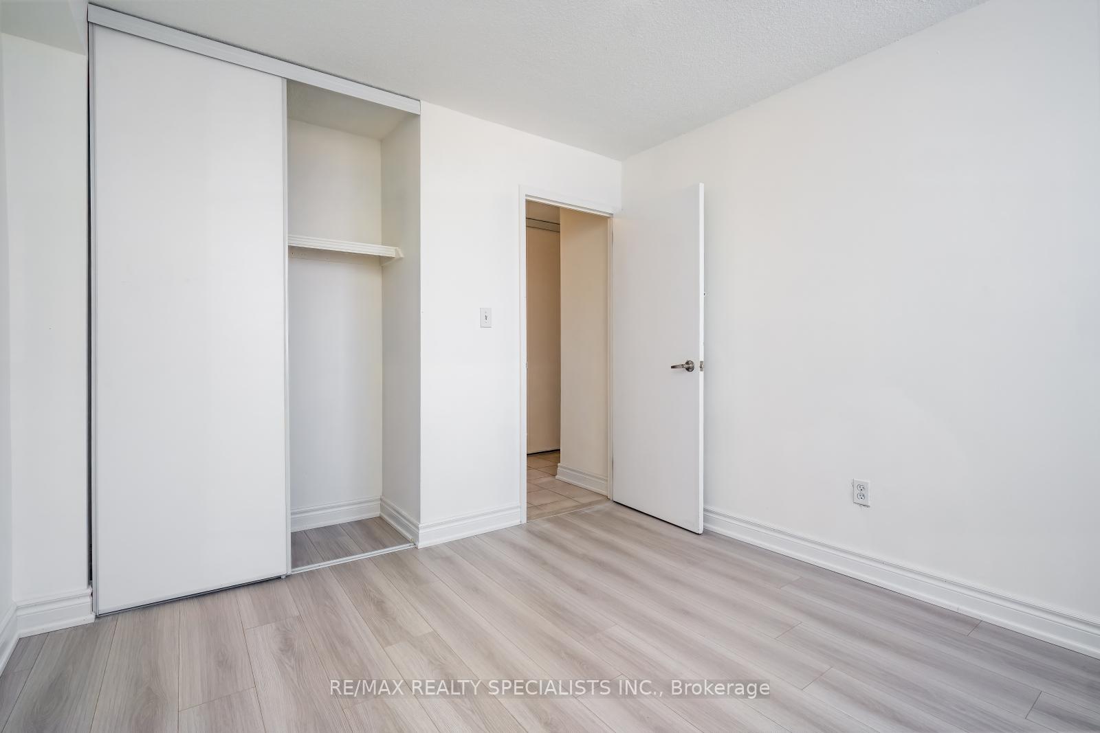 3 Bedrooms Condo at 2556 Argyle, Mississauga For sale