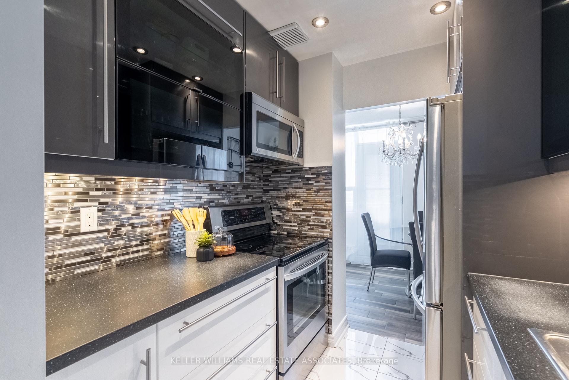 2 Bedrooms Condo at 3145 Queen Frederica, Mississauga For sale