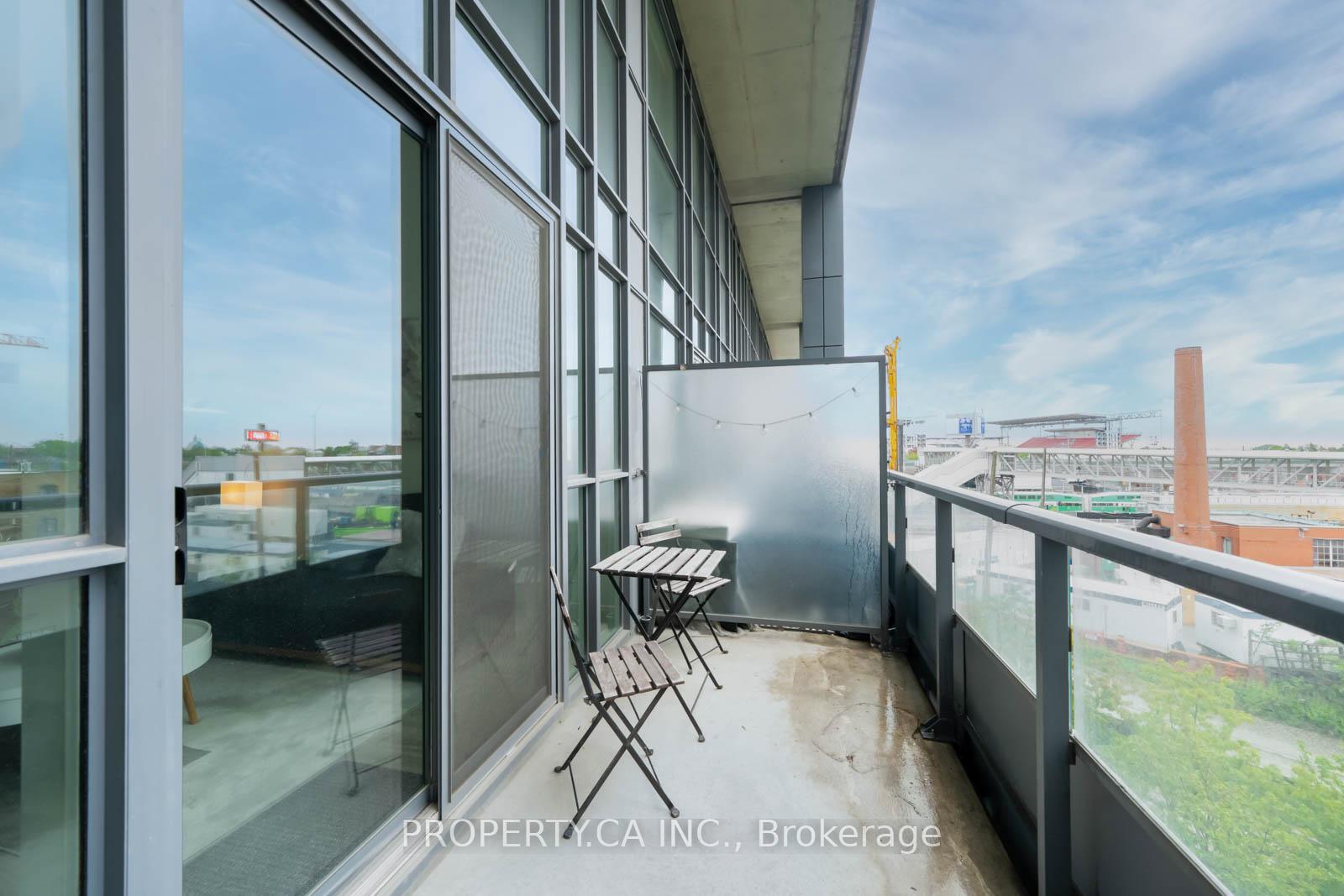2 Bedrooms Condo at 5 Hanna, Toronto For sale