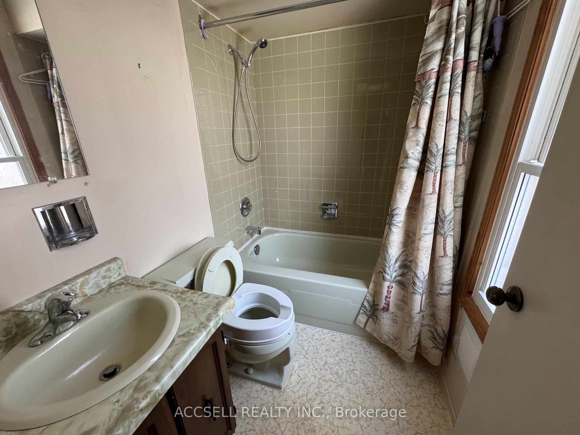 3 Bedrooms Condo at 5475 lakeshore, Burlington For sale
