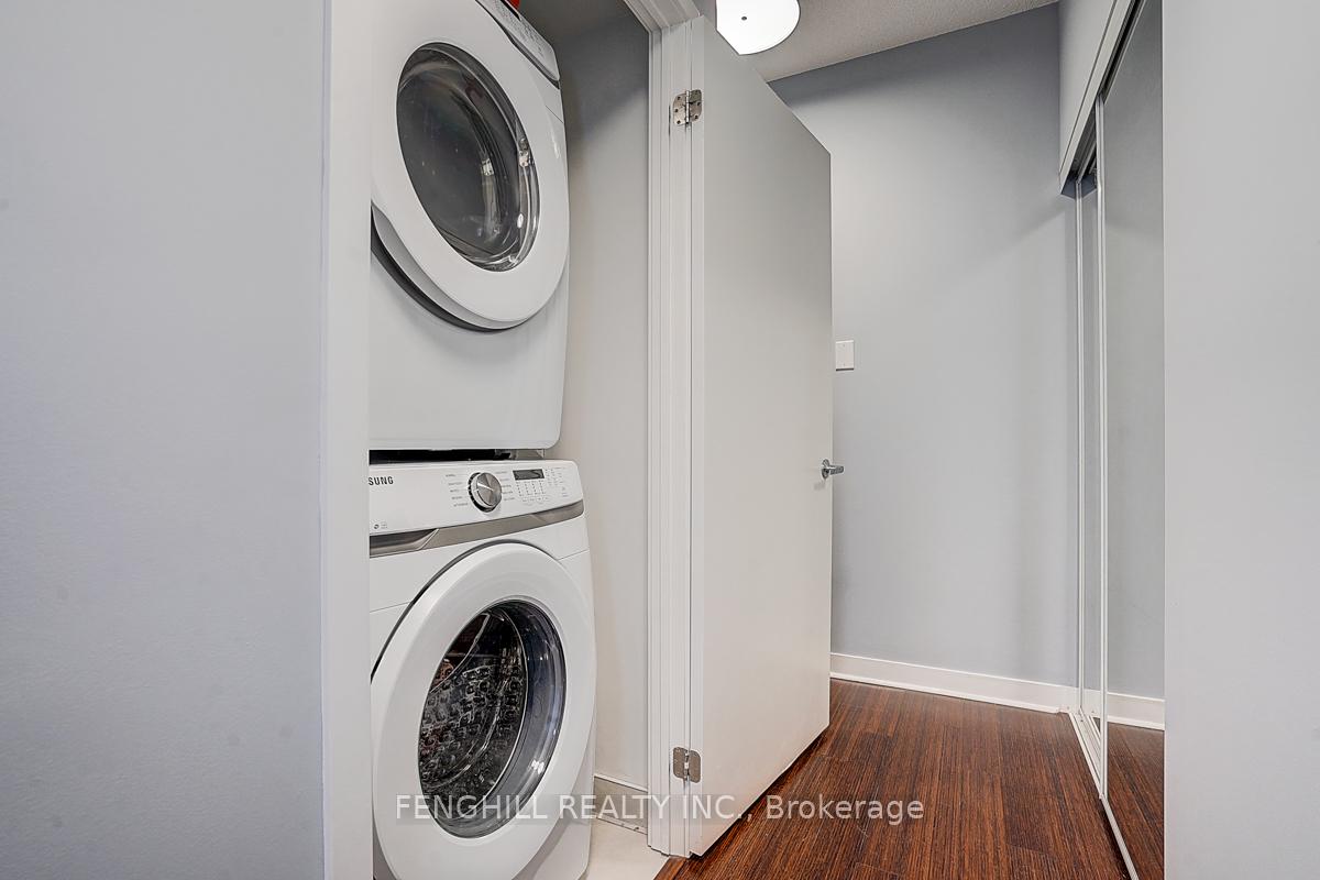2 Bedrooms Condo at 365 Prince Of Wales, Mississauga For sale