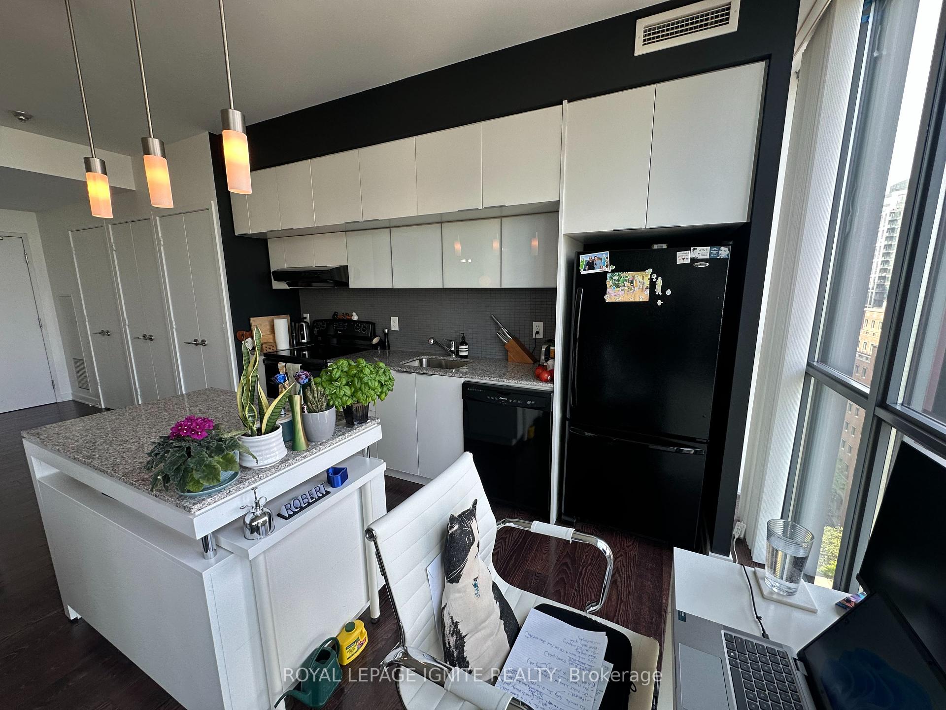 2 Bedrooms Condo at 110 Charles, Toronto For sale