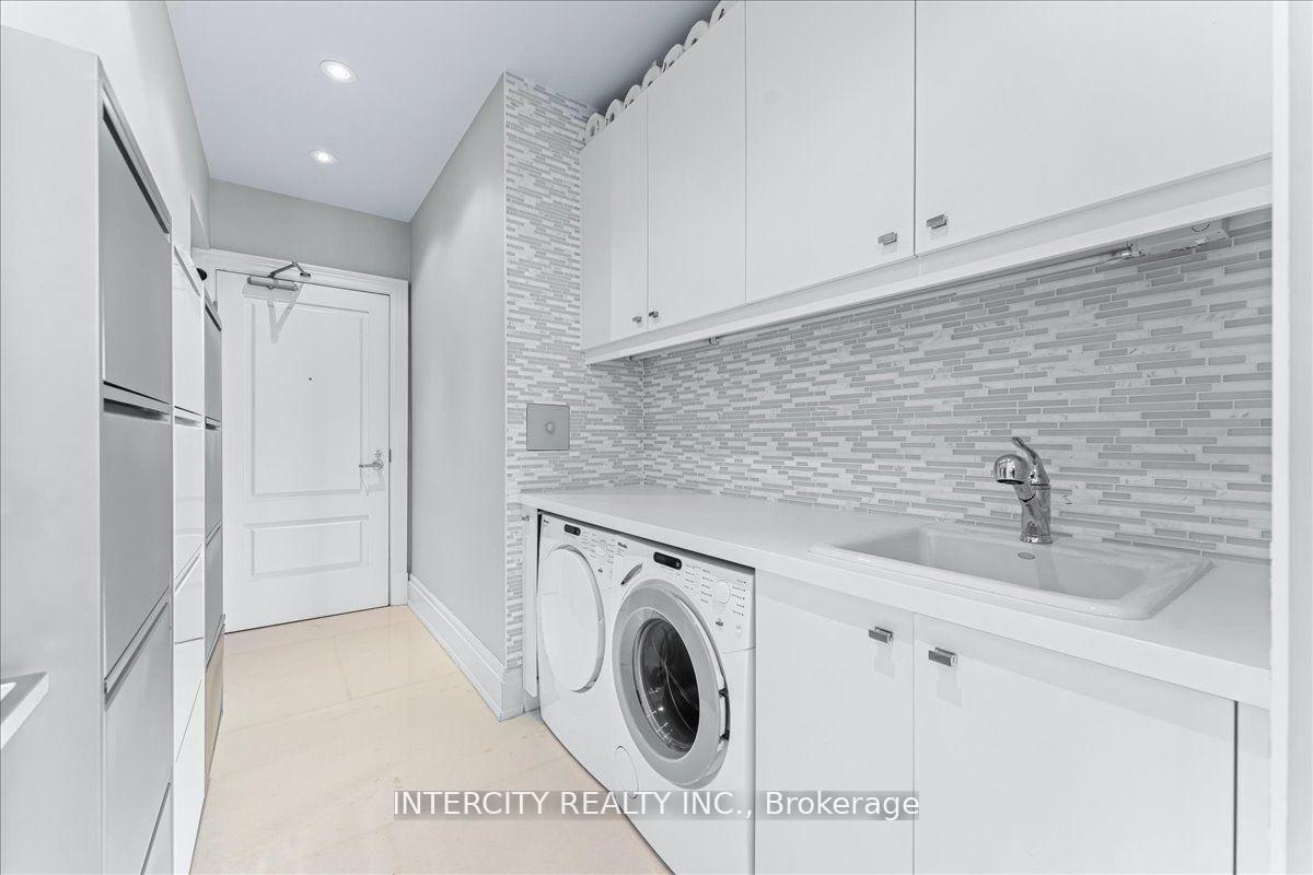 3 Bedrooms Condo at 50 Yorkville, Toronto For sale