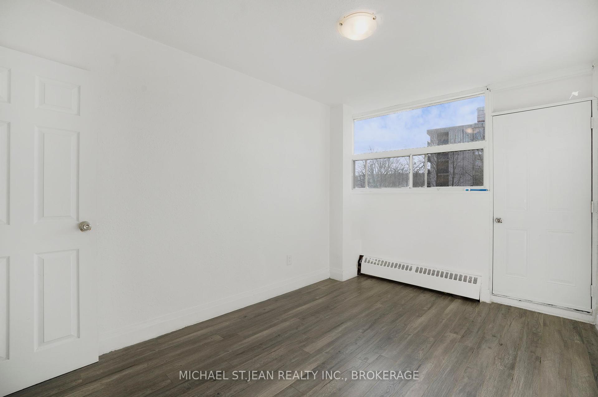 3 Bedrooms Condo at 15 Albright,  Hamilton For sale