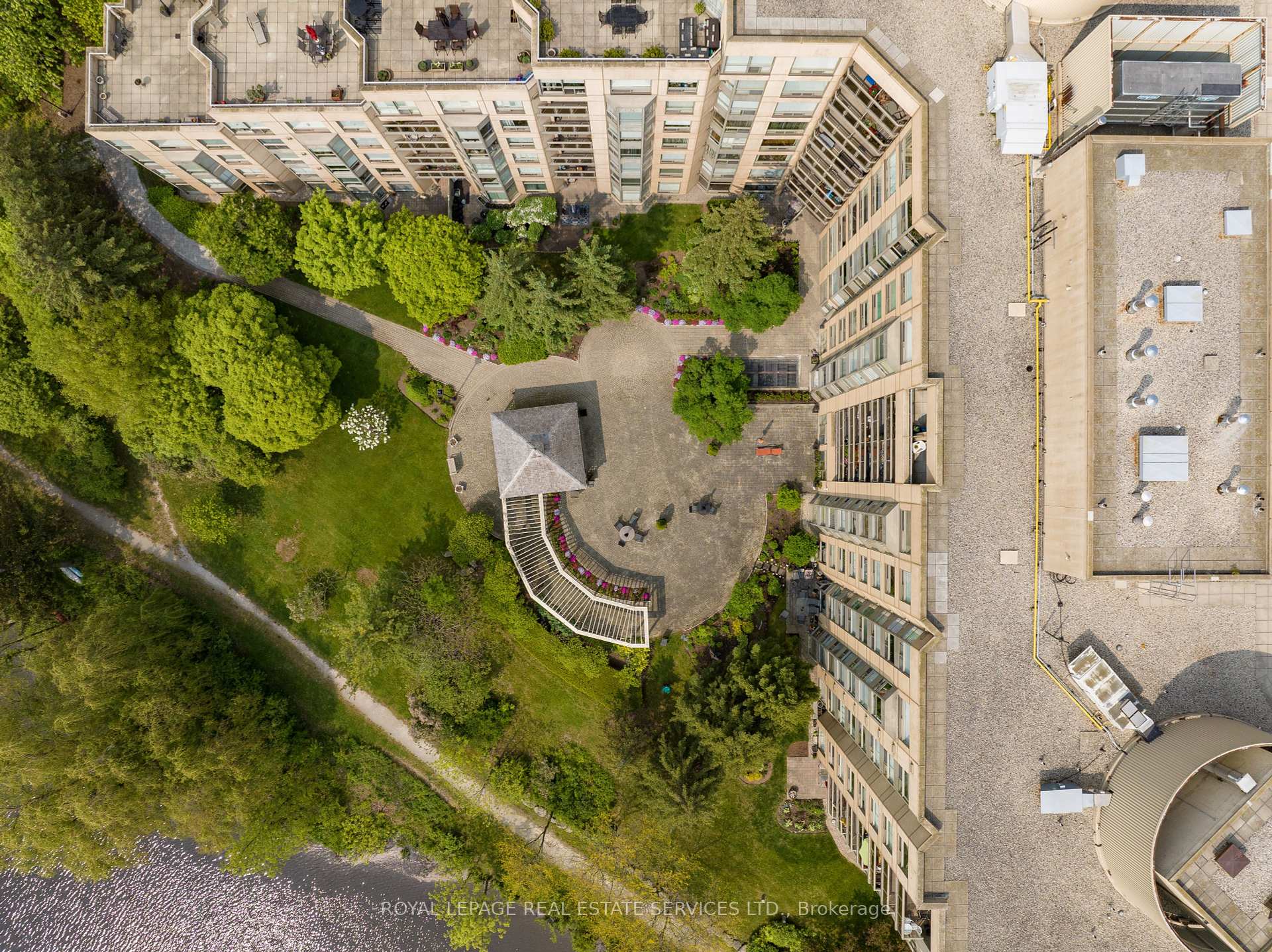 2 Bedrooms Condo at 2511 Lakeshore,  Oakville For sale