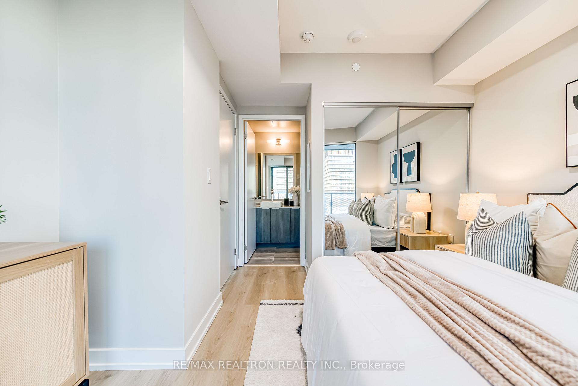 3 Bedrooms Condo at 11 Wellesley, Toronto For sale