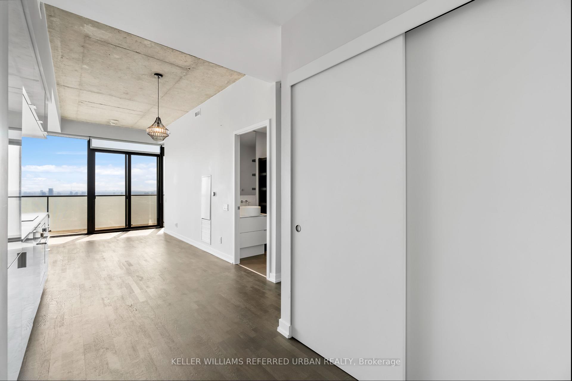 2 Bedrooms Condo at 185 Roehampton, Toronto For sale