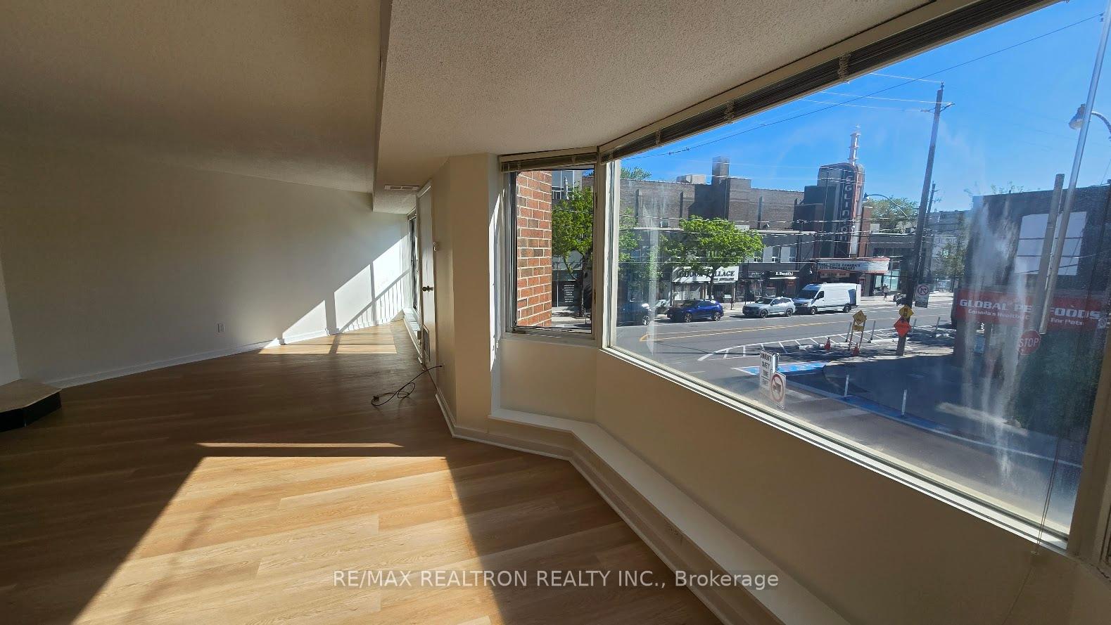 2 Bedrooms Condo at 70 Elmsthorpe, Toronto For sale