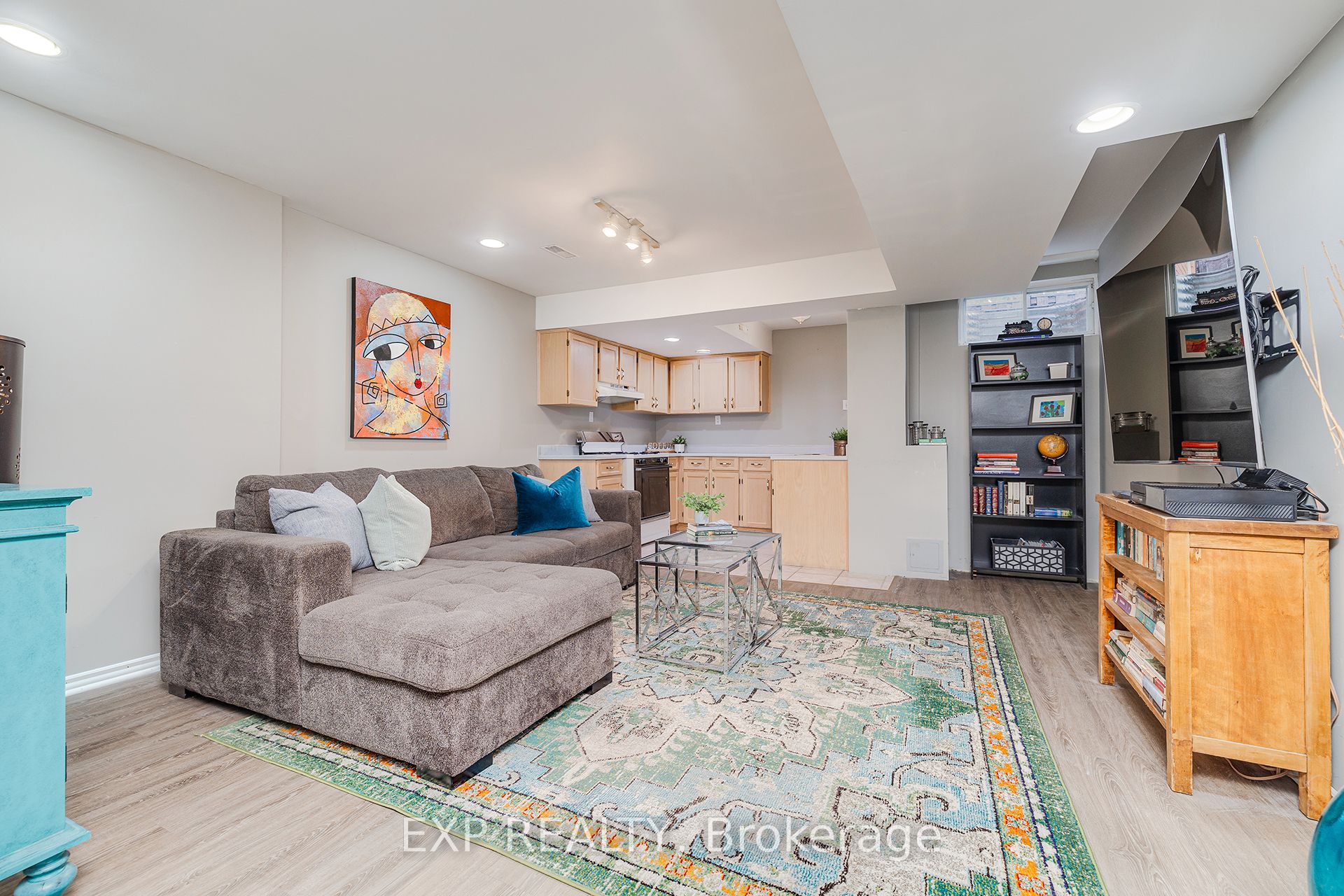 172 Queen Street W