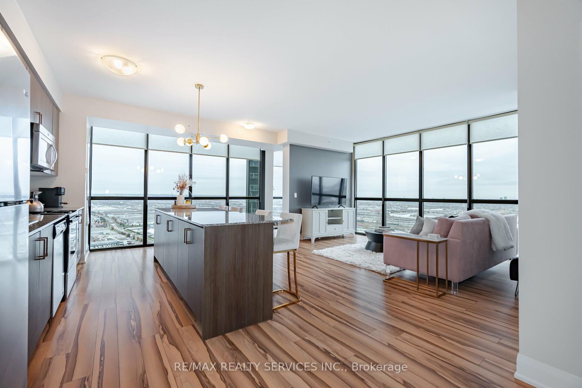 3 Bedrooms Condo at 2900 Highway 7, Vaughan For sale