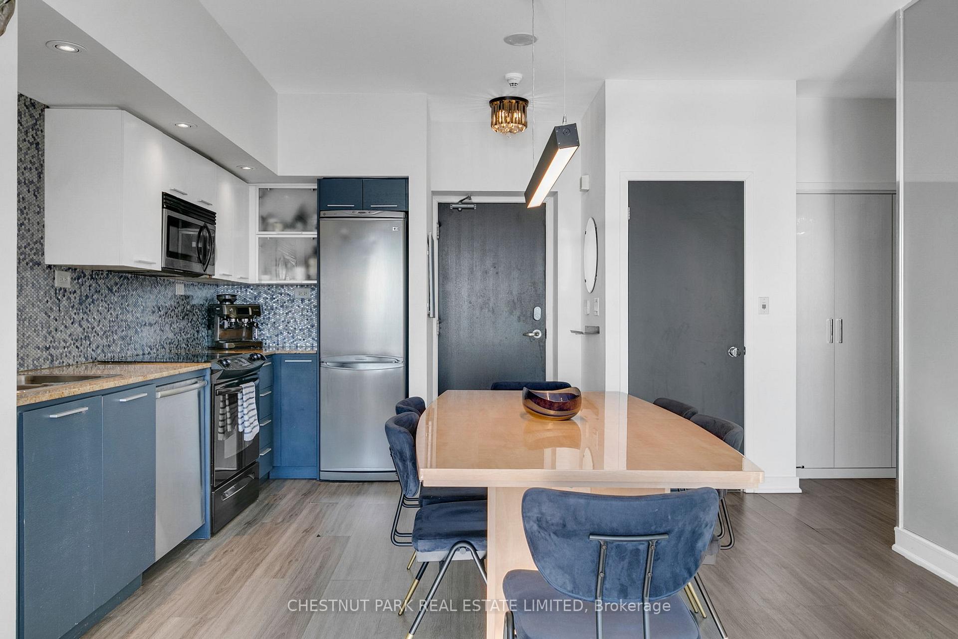 3 Bedrooms Condo at 25 Capreol, Toronto For sale