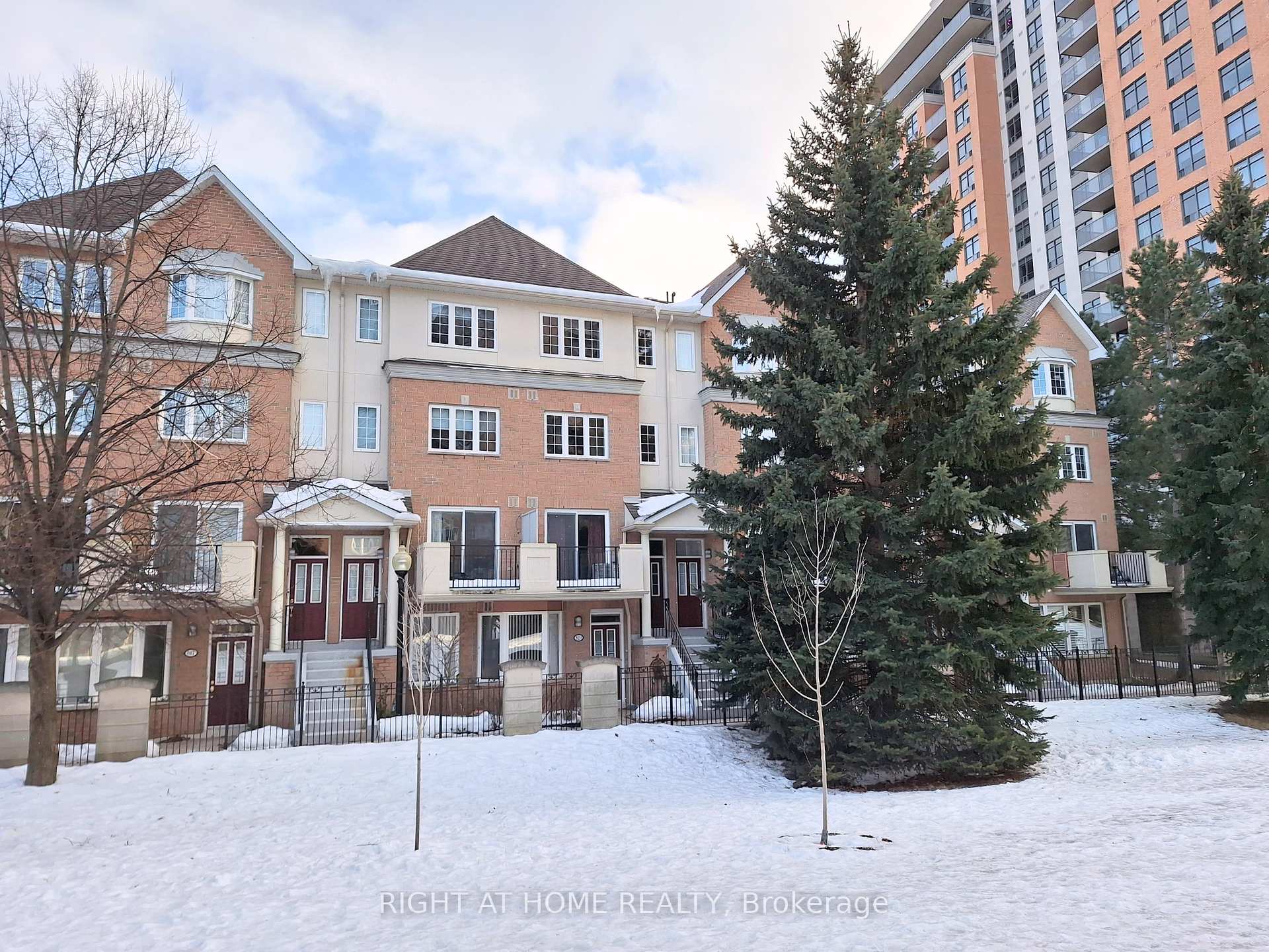 4 Bedrooms Condo at 821 Grandview, Toronto For sale
