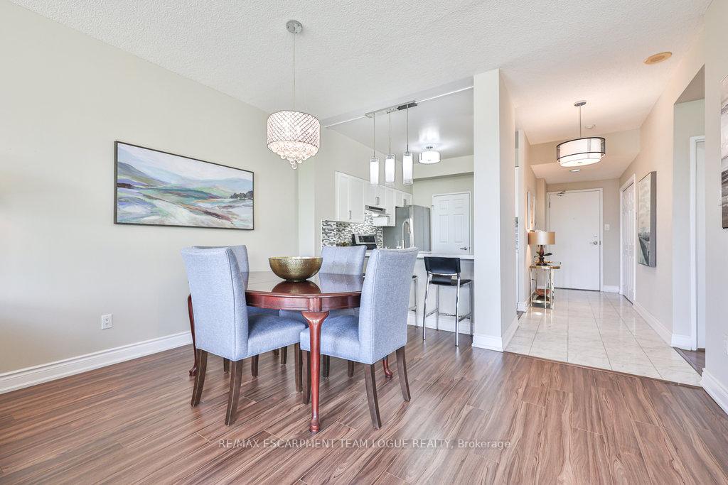 2 Bedrooms Condo at 2511 Lakeshore, Oakville For sale