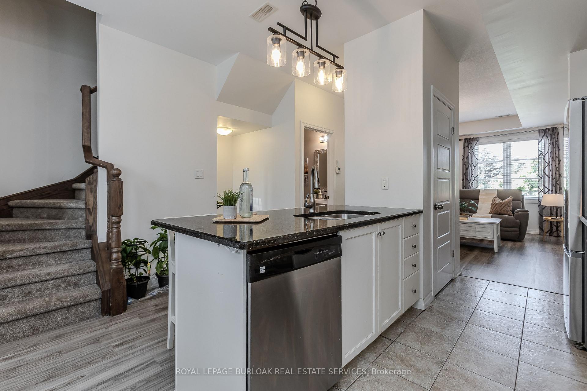 2 Bedrooms Condo at 70 Plains, Burlington For sale