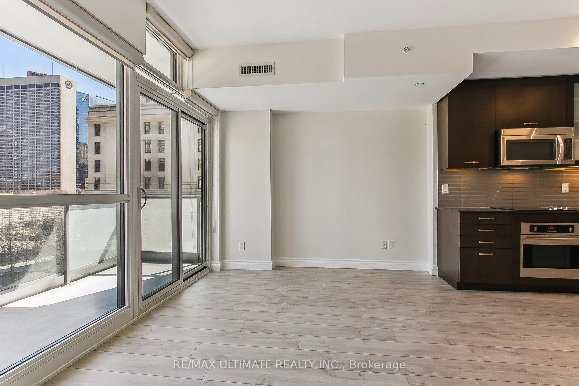 2 Bedrooms Condo at 210 Simcoe, Toronto For sale